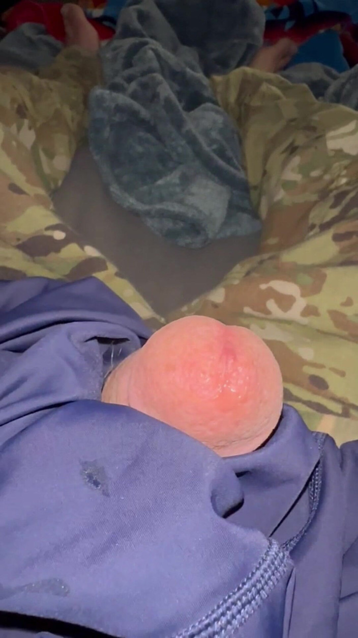 Gay Soldier Stuff: Un soldat de l’armée montre sa taille musclée de 12 pieds...