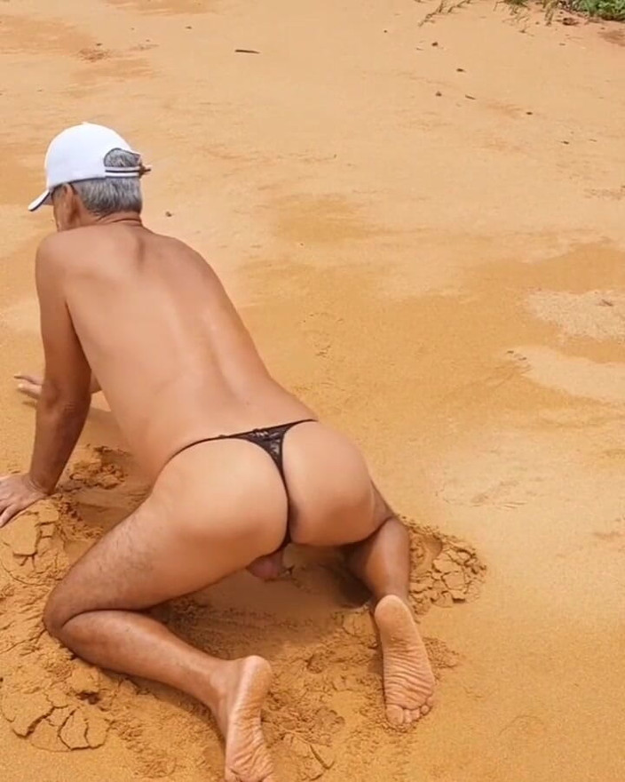 Ladysilvas: レディシルバ・クロスドレッサーがパンティ姿でビーチにいる なんてセクシーなお尻なんだ