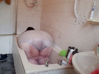 SSBBW Lady Brads: एसएसबीबीडब्ल्यू स्नान का समय लगभग फंसने के लिए संघर्ष कर रहा है