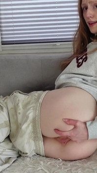 Anální prstění masturbace v teniskách, mikině a vysokoškolských kalhotách