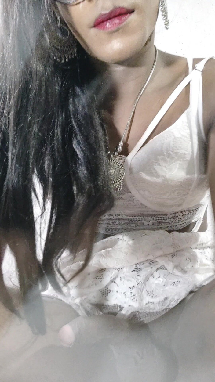 Keerthanakeerthi95: Indian efeminat ejaculează în Babydoll alb și mănâncă propria spermă