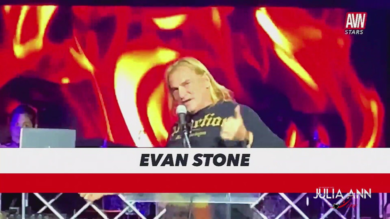 Julia Ann: Roast-mi Avn Continuă! Evan Stone!