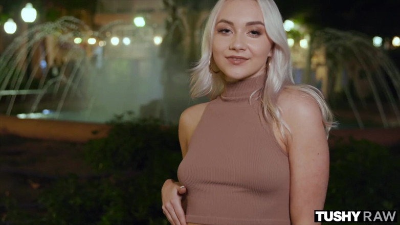 Tushyraw: Tushyraw schattige blondine krijgt haar perfecte kleine kont uitgerokken