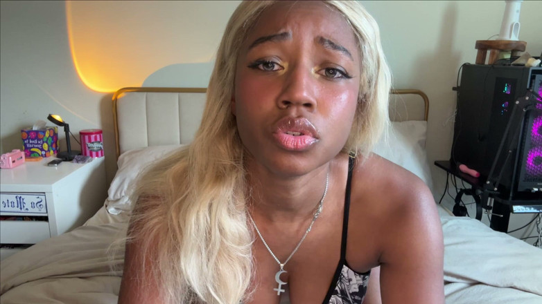 Lilith Annabell: Hiệu sách Glory Hole Egirl biến bạn gay