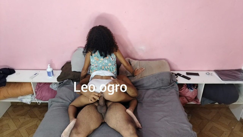 LeoOgro: Stiefvader is bereid zijn stiefdochter alles te geven wat ze...