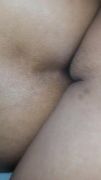 Kawan suami mengongkek pantat isteri, curang pada cuckold