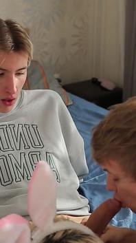 Sweet Twink förför två stora dicked studenter för sex del 1