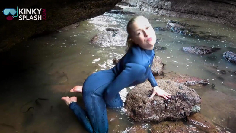 UKCuteGirl Lucy Lauren: Joi Wetsuit & Rubdown Getah Di Tepi Laut