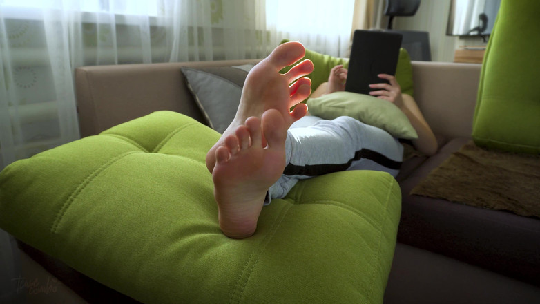 Teasecombo 4K: Горячая девушка соблазняет ее сексуальные ступни в настоящем любительском домашнем видео