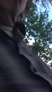 야외에서 섹스하는 걸 좋아하는 갈색 머리