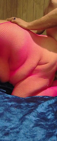 Cewek sange dengan stoking pinky ini lagi asik ngentot memeknya pakai stoking jala sampai crot di dalam