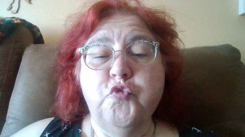 BBW nurse Vicki adventures with friends: Öpüşme sesleri çıkarmamı ve bunu yaparken izleyebilmemi isteyen video