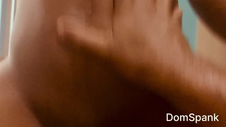 RealDomSpank: mörkhyad modell skönhet knullas hårt vilket får henne att njuta...