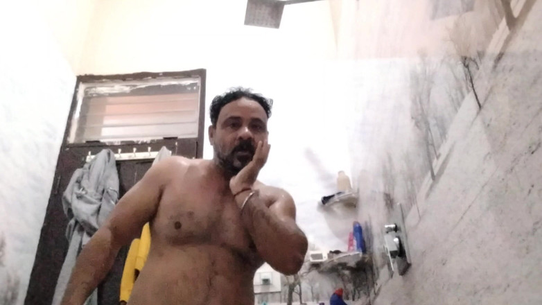 Austin Rose: Sugar Daddy tắm khỏa thân