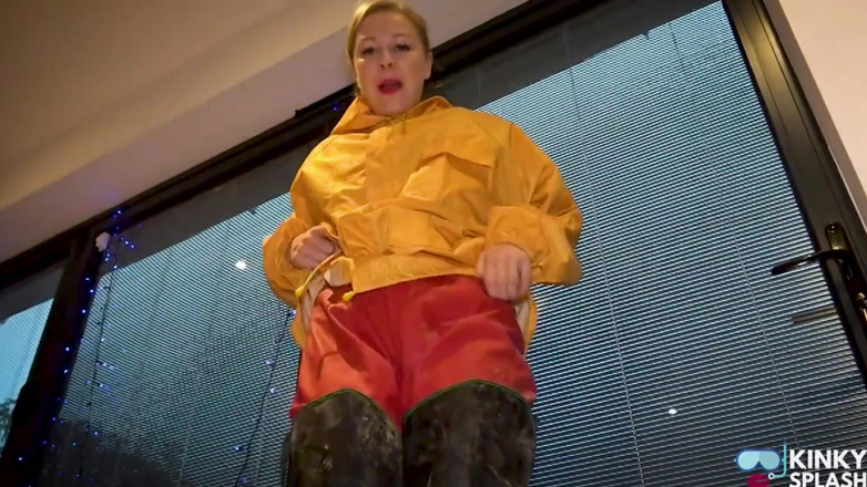 UKCuteGirl Lucy Lauren: Rutschiger pvc-garten-wichsschlauch, Schlamm &amp; glänzende gummi-wathosen