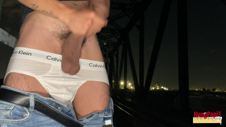 Hung Papi: Cowok kontol besar ini kepergok masturbasi sendirian sambil coli di...