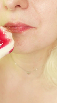 Makan dalam pendakap gigi, video fetish makanan memakan