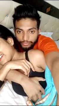Desi mädchen neha romantic küsst freund möpse drücken viel mehr, video gucken