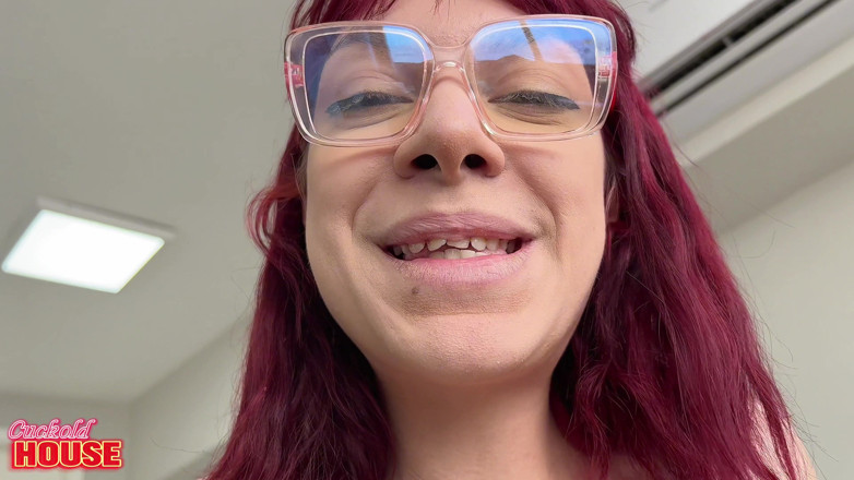 CuckoldHouse: Deze ondeugende getrouwde vrouw is pas 18 jaar oud en haar...