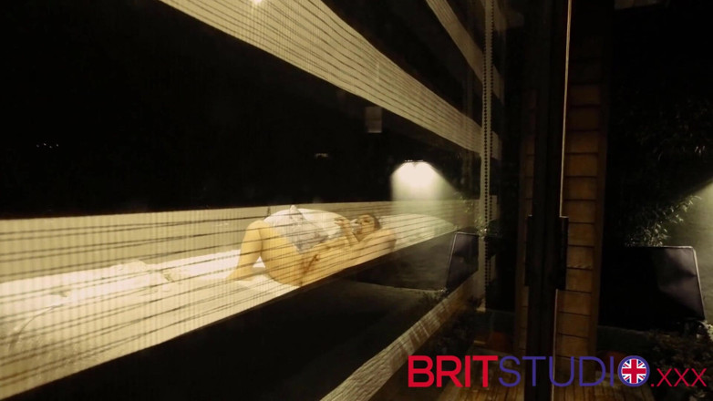 Brit Studio: Îți urmărești vecina masturbându-se