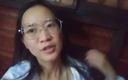 Thana 2023: Соло азиатской девушки дома в любительском видео
