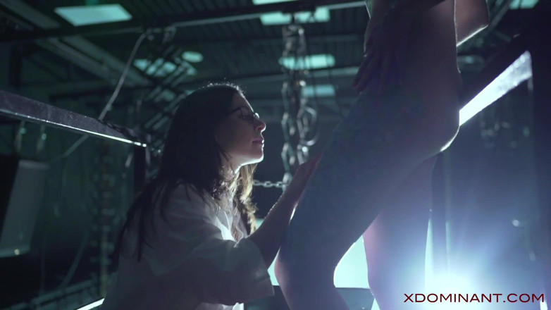 X Dominant: XDOMINANT 018 - lesbian berkongkek di kolam renang