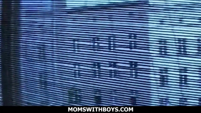 Moms With Boys: Bionda milf in calze sexy dita e scopata