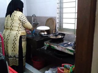 Aria Mia: Buurvrouw neukt Tamil moslim hete tante tijdens het koken - Indische...