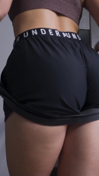 大屁股白人熟女穿着装甲短裤在运动中戏弄她的屁股
