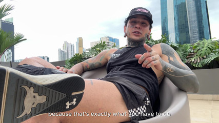 Dyavol: Der Riese Makabreink demütigt den winzigen Menschen in der Öffentlichkeit