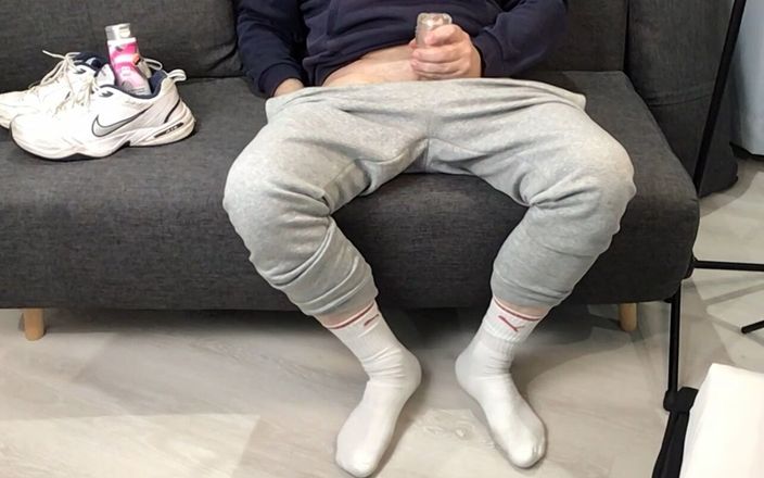 High quality socks: Éjaculation dans des chaussettes de puma blanches sales