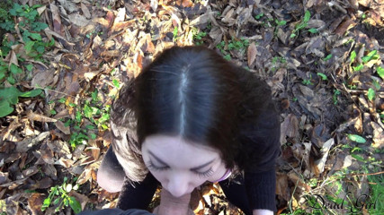 Dead Girl: Chica semen en su boca en un bosque