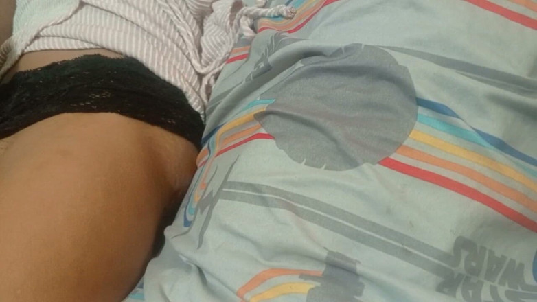 Sofixxx: Lie my fingers di memek adik tiriku sendiri