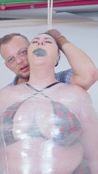Lacey's Saran Wrap Enigma: Svázaná k intenzivnímu potěšení