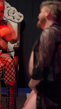 Lelaki transeksual menyembah Dominatrix