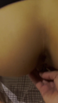 Une petite latina a un orgasme avec un trio avec une BBG