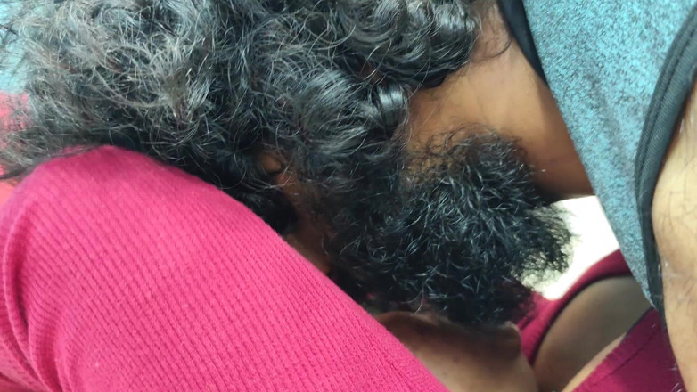 Vaishnavysharunraj: Romanticismo caldo con blocco delle labbra in abito moderno ragazza...