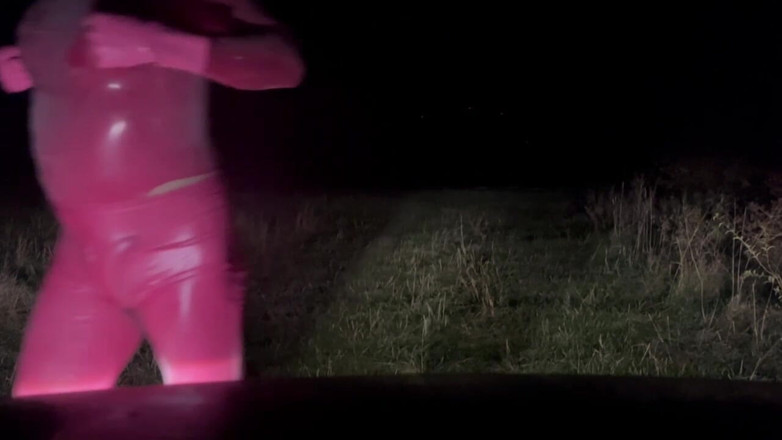 PervyLara: Sissy gioca all'aperto in lattice rosa petplay