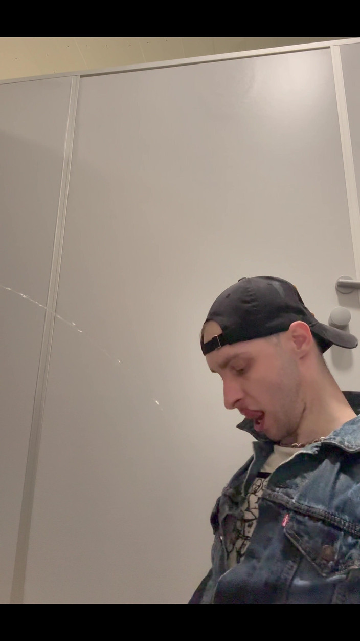 KinkySirius: Der schwule Skinhead Kinkysirius nimmt eine Natursekt in einer öffentlichen Toilette