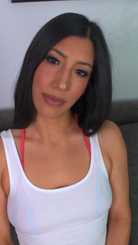 Lizzy Lust - micro bikini en primer plano