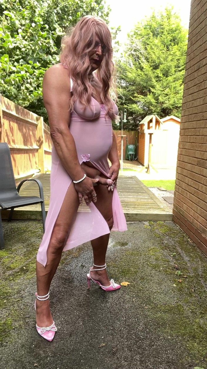 Kellycd2022: Sexy crossdresser Kellycd2022 sexy milf en vestido rosa y tacones
