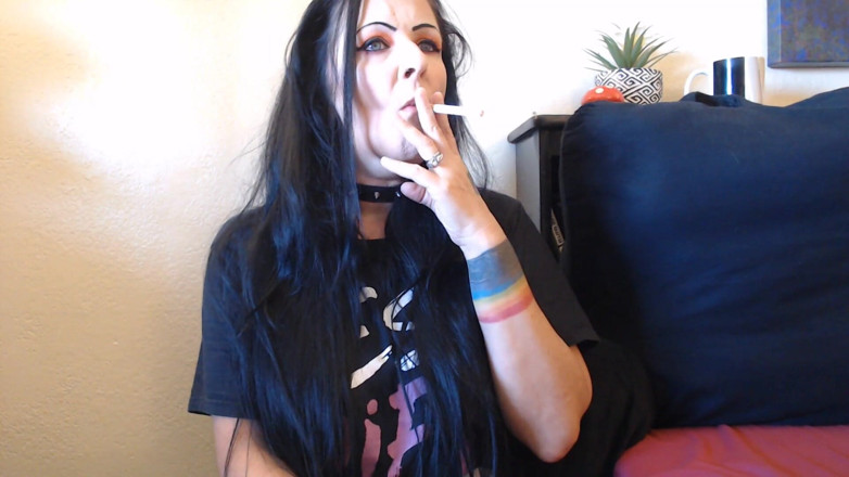 Abby Anna: Bel primo piano di una gotica che fuma