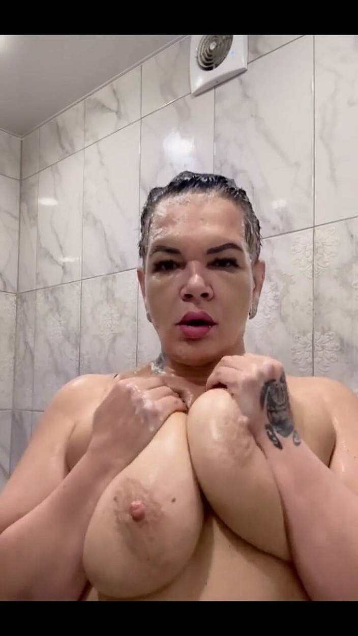 KarmenMilf: Hraji si ve sprše ️️️✔