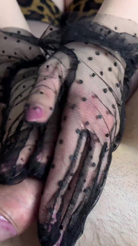 Femeie matură cu fustă scurtă care se masturbează în mănuși de nylon.