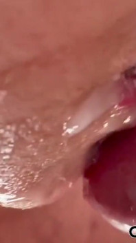 Dizüstü bilgisayarda pornomu çok dölle izlerken oral seks