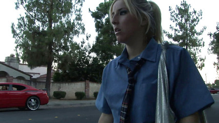 Hot Girlz: Drobná roztomilá blonďatá náctiletá studentka v uniformě je ošukaná na...