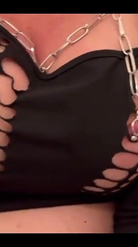 Goth Girl style klänning och piercingar bröstvårtor på mina stora bröst