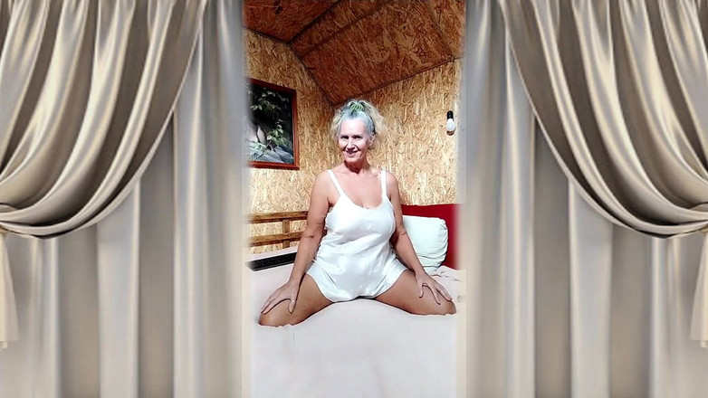 Lukerya: Sexy žena v domácnosti Lukerya v saténovém bílém prádle na velké...