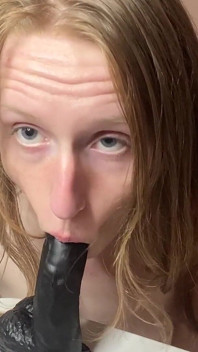 Blowjob Auf Großem Schwarzem Dildo Und Eier Lutschen