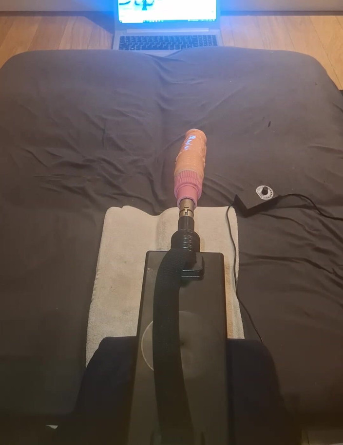 NoFace Twink X: Hete homo twink neukmachine op zijn hondjes